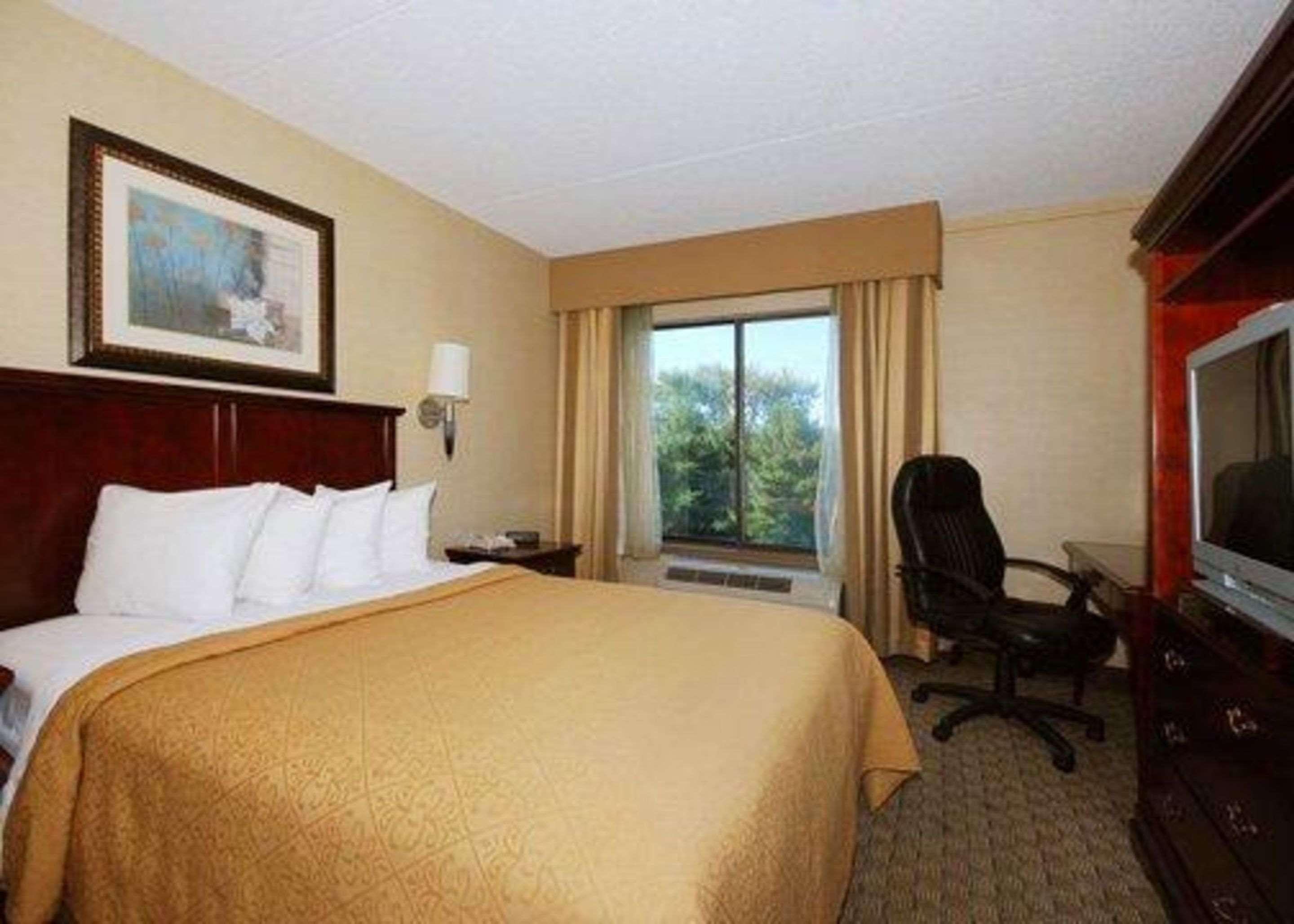 Quality Inn & Suites Bensalem Exteriör bild
