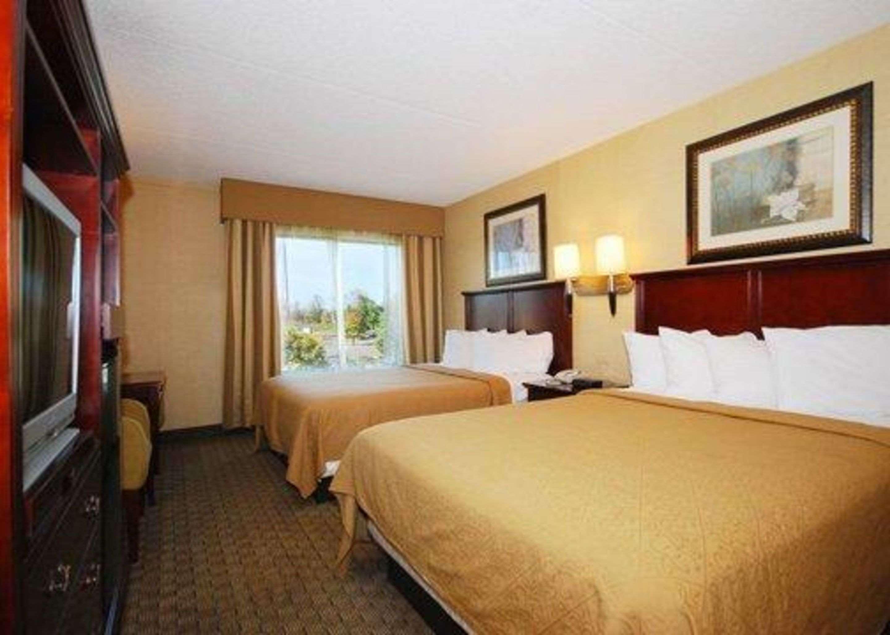 Quality Inn & Suites Bensalem Exteriör bild