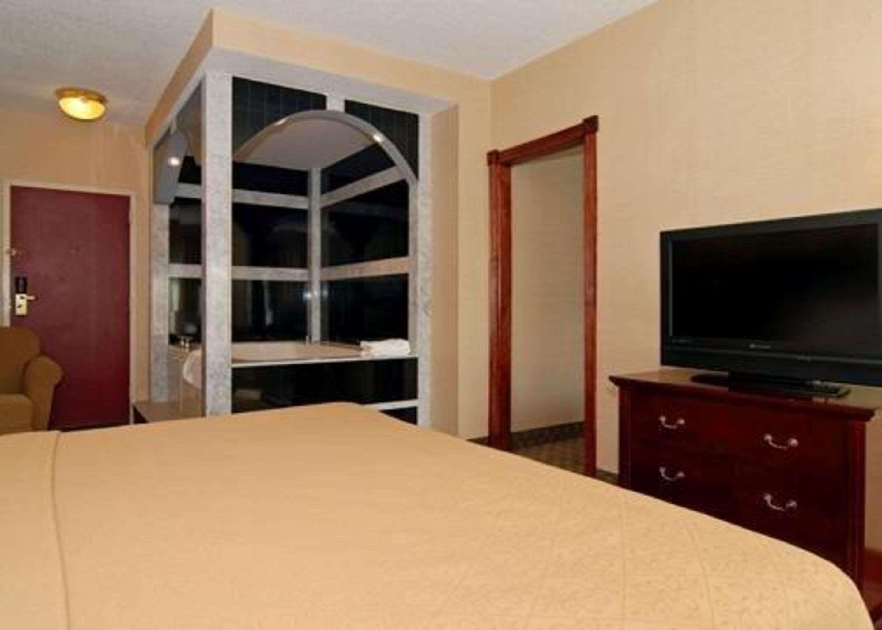 Quality Inn & Suites Bensalem Exteriör bild