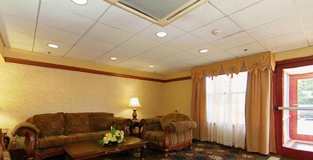 Quality Inn & Suites Bensalem Exteriör bild