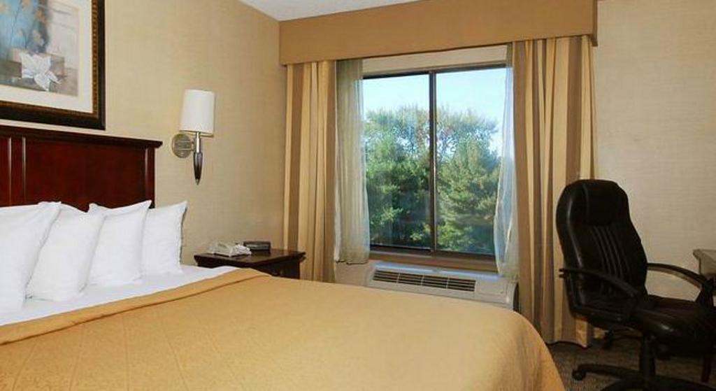 Quality Inn & Suites Bensalem Exteriör bild