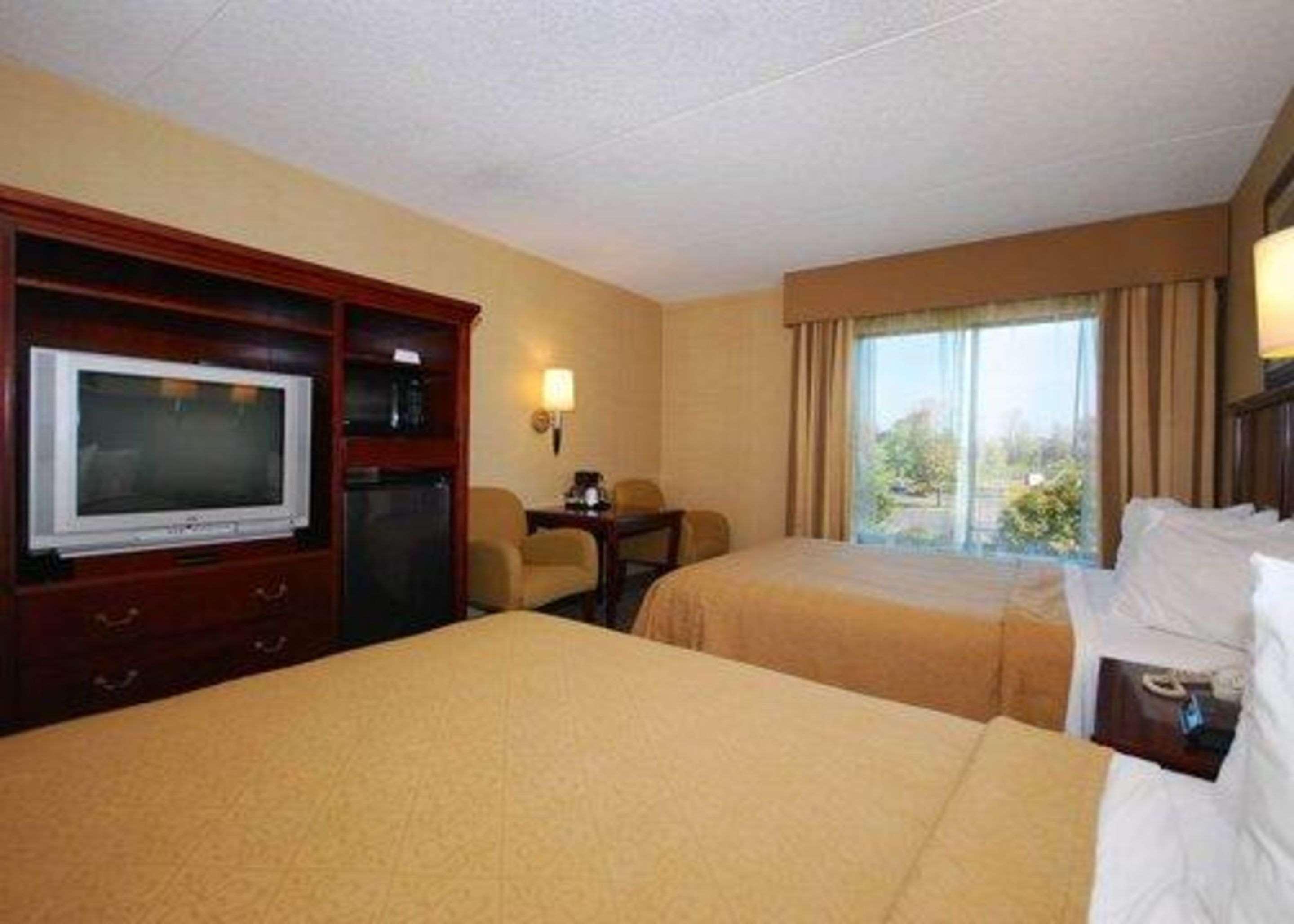 Quality Inn & Suites Bensalem Exteriör bild