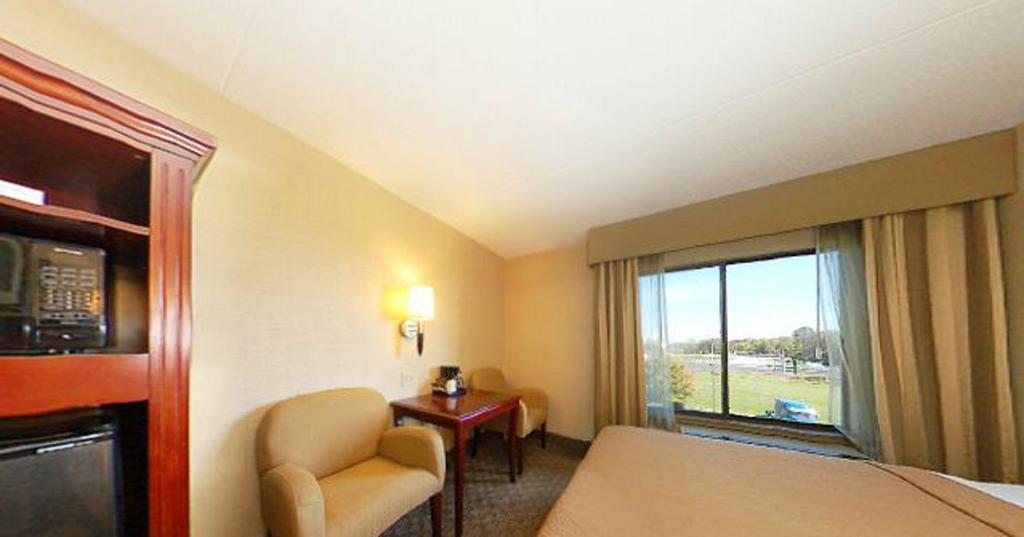 Quality Inn & Suites Bensalem Exteriör bild