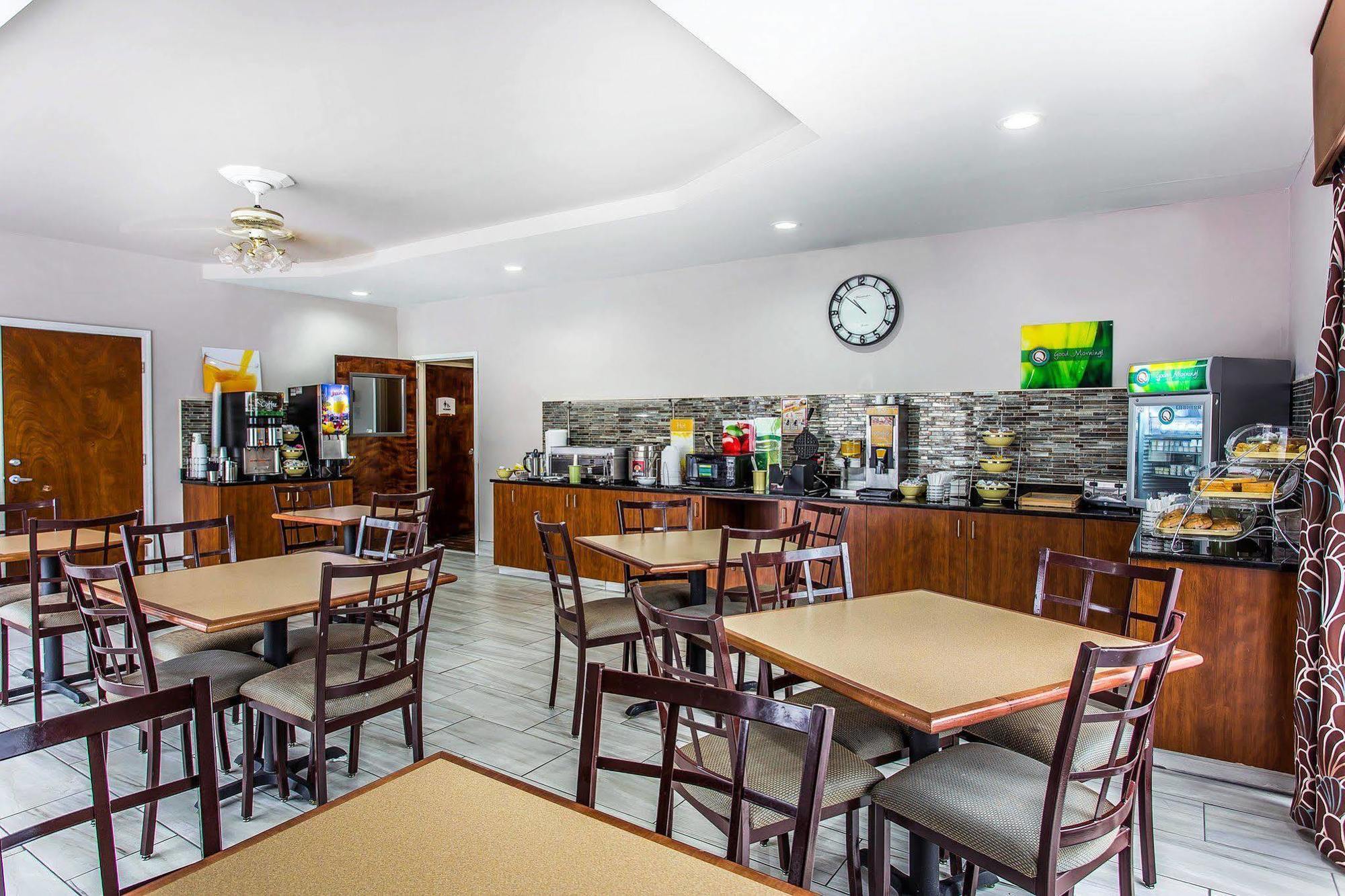 Quality Inn & Suites Bensalem Exteriör bild