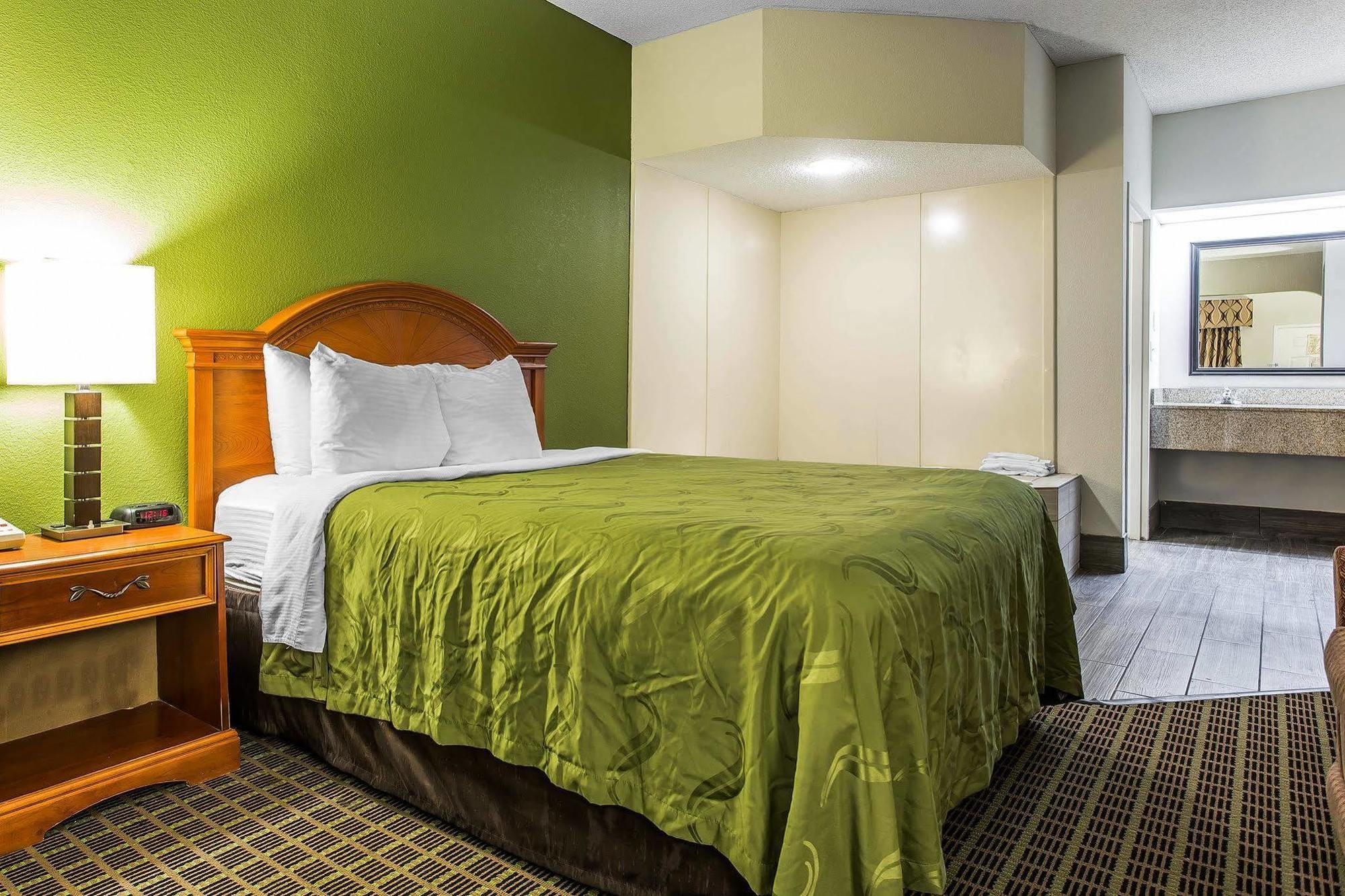 Quality Inn & Suites Bensalem Exteriör bild