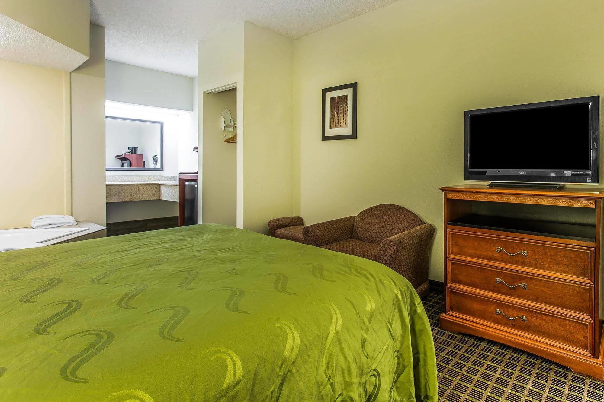 Quality Inn & Suites Bensalem Exteriör bild