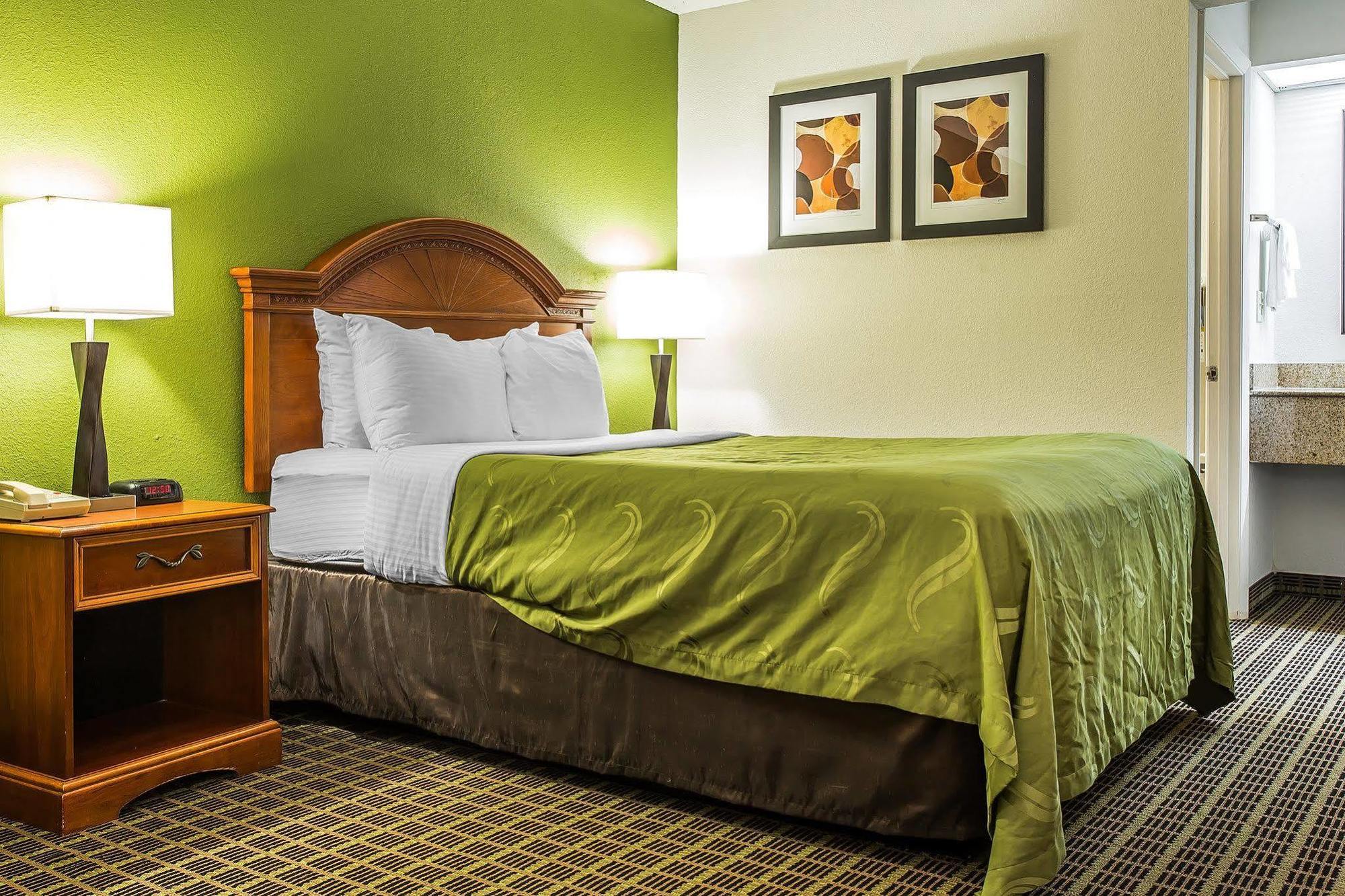 Quality Inn & Suites Bensalem Exteriör bild